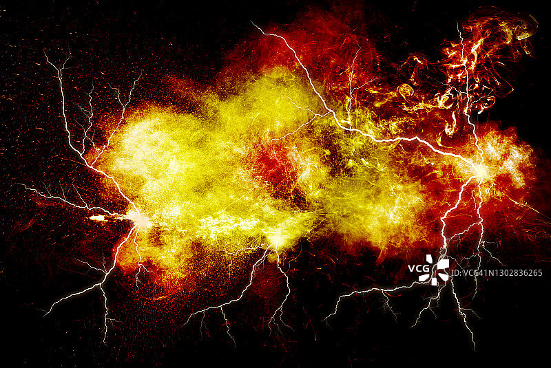 电爆炸的烟雾和闪电在黑色的背景图片素材