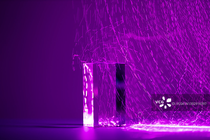 紫色的光迹与水晶碰撞图片素材