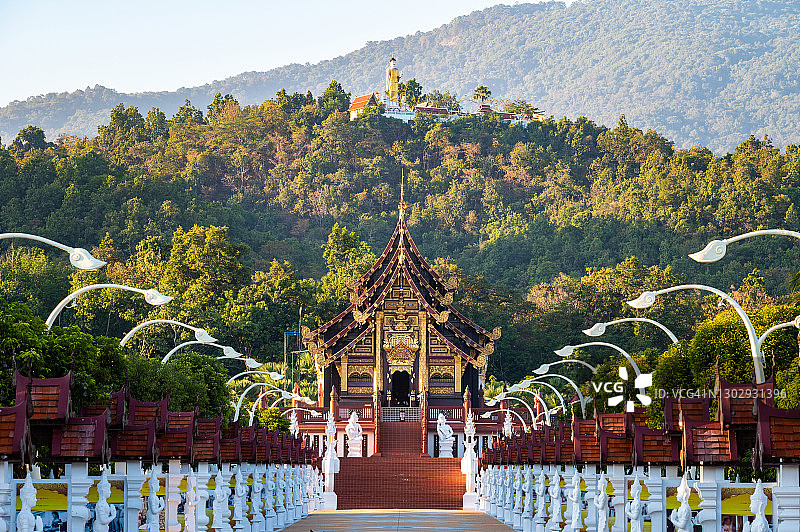 美丽的Ho Kham皇家馆是泰国清迈省Rajapruek皇家公园的标志性标志。图片素材