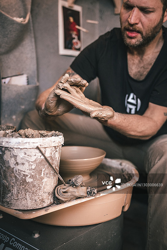 在陶瓷车间工作的陶工。中小企业的概念。图片素材