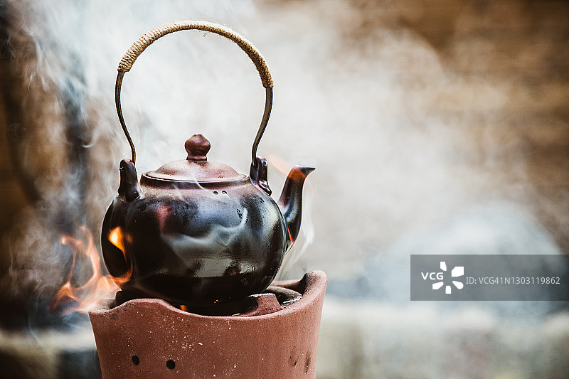 用传统的木炭炉烧水泡茶图片素材