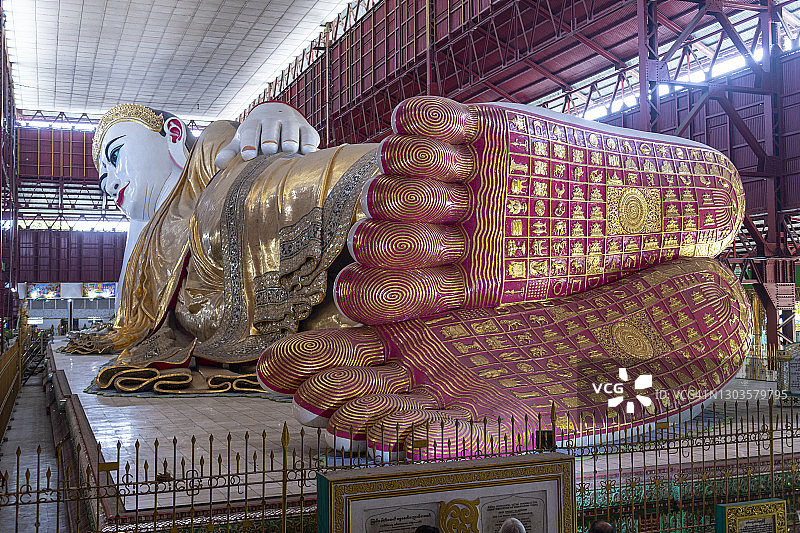 大卧佛在Chaukhtatgyi佛寺，仰光(仰光)，缅甸(缅甸)，亚洲图片素材