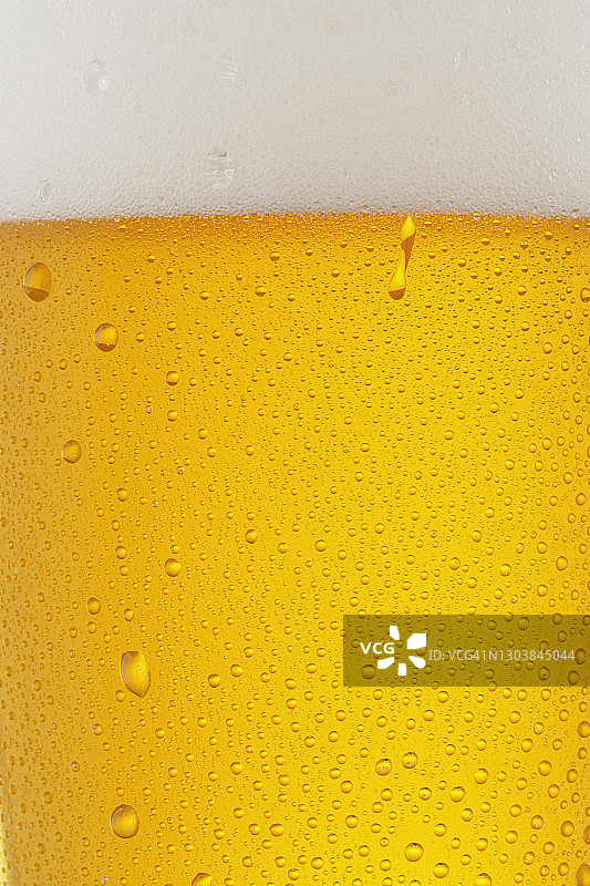 啤酒的背景。冰镇啤酒杯与水珠凝结图片素材
