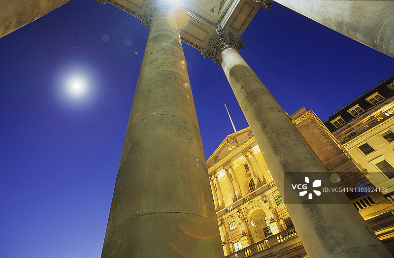 黄昏时分从皇家交易所俯瞰的英格兰银行大楼，伦敦，伦敦地区，英国图片素材