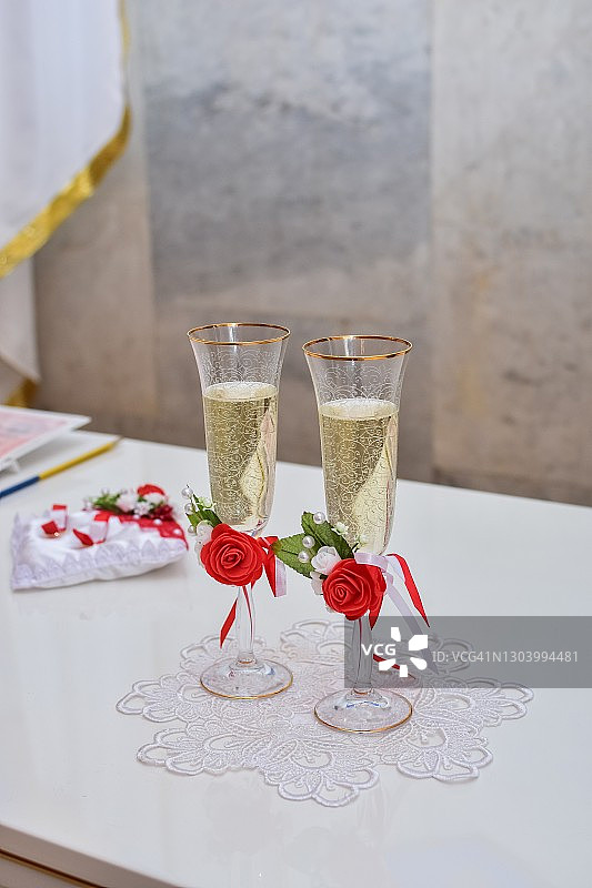 桌上的婚礼香槟杯上装饰着玫瑰花图片素材