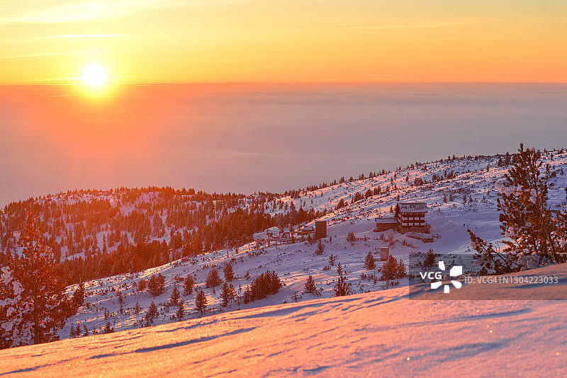 保加利亚皮林山海拔2200米，日出时被雪覆盖的Bezbog小屋鸟瞰图图片素材