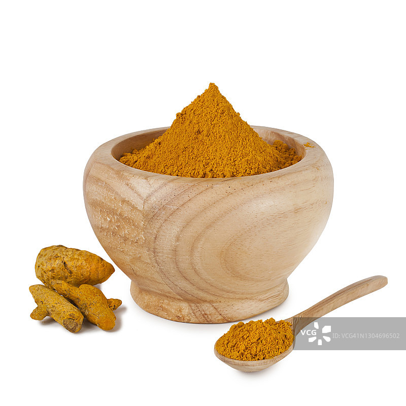 姜黄粉香料和干姜黄根在木碗和木勺图片素材