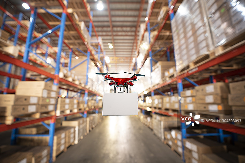 无人机在仓库里运送快递包裹。包裹在高科技环境中运输，网上购物图片素材