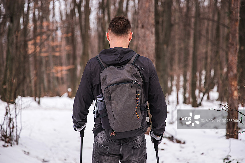 背着背包拿着登山杆走路的人图片素材