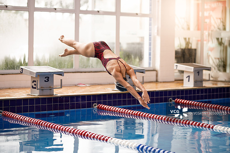 女游泳运动员跳水入池图片素材