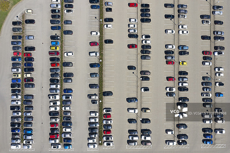 大量汽车在停车场，鸟瞰图图片素材