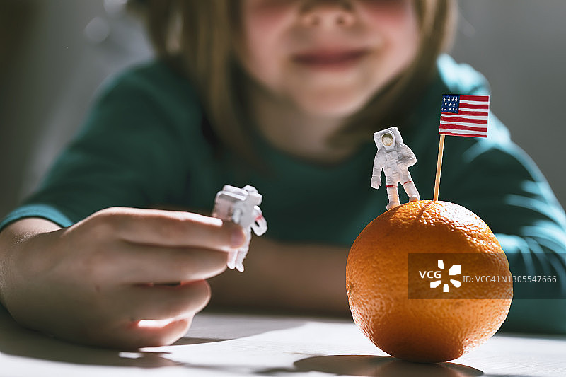 快乐的孩子扮演宇航员图片素材
