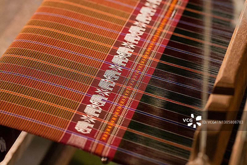 在泰国的乡村可以看到传统的丝织。图片素材