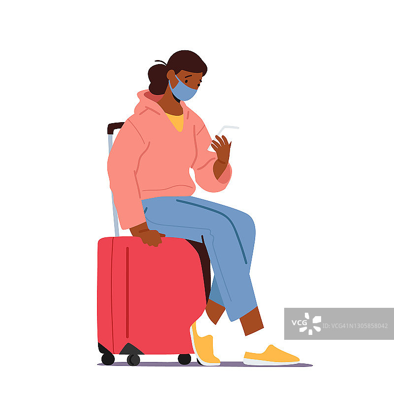 戴着面具微笑的年轻女性角色坐在行李上，手里拿着智能手机在机场等待离开图片素材