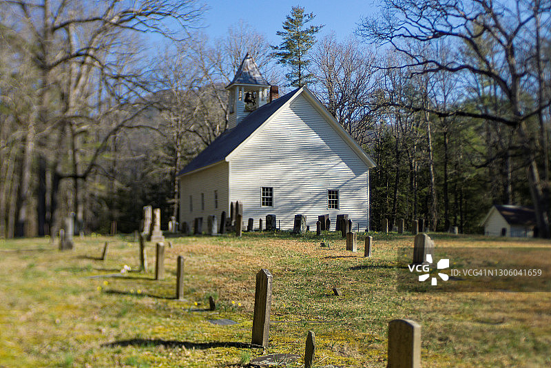 古老的白色乡村教堂和墓地图片素材