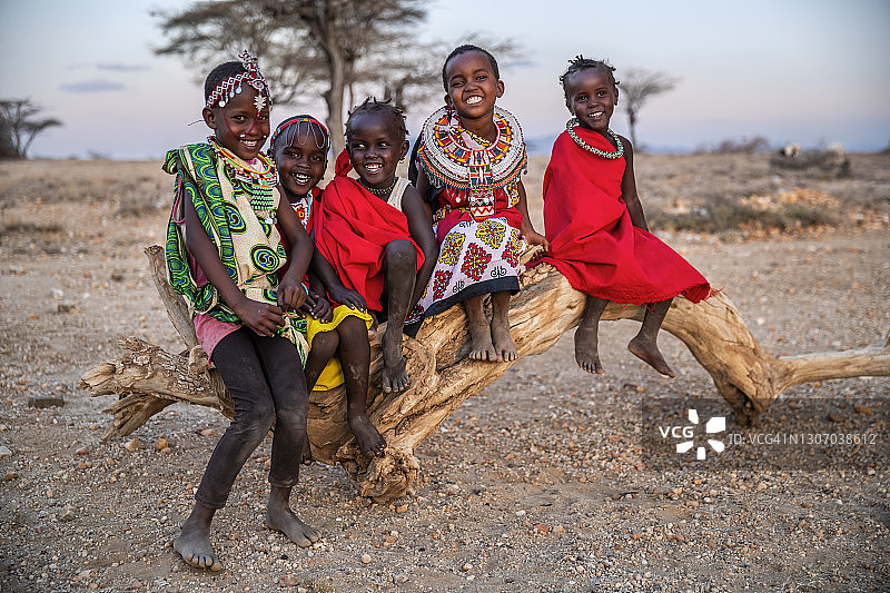 一群来自非洲肯尼亚桑布鲁部落的非洲小孩图片素材