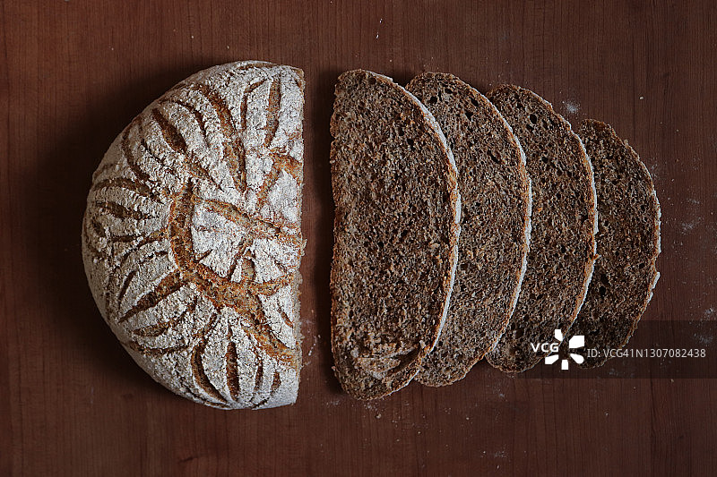 面包的艺术。荷兰烤箱无揉全麦面包刻有奇特的图案图片素材