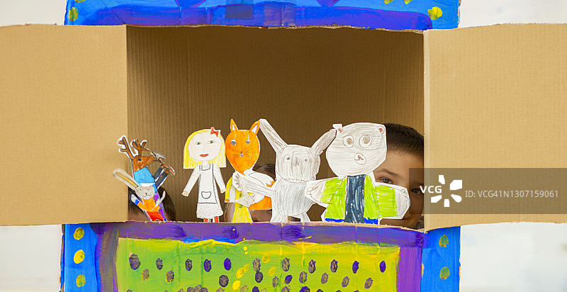 孩子们在教室里玩手工制作的木偶娃娃图片素材