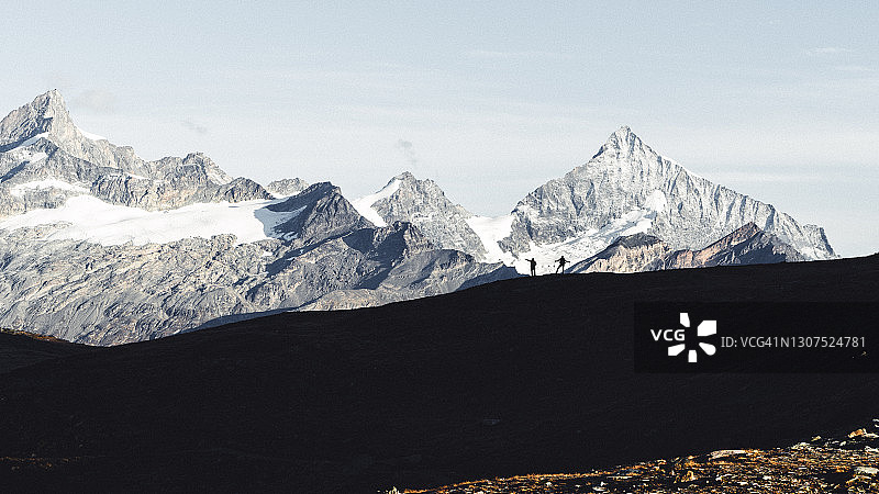 徒步旅行者欣赏瑞士魏斯峰的剪影图片素材