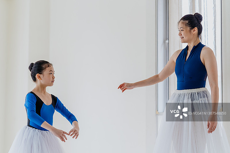 小学芭蕾舞学生兼舞蹈课老师图片素材