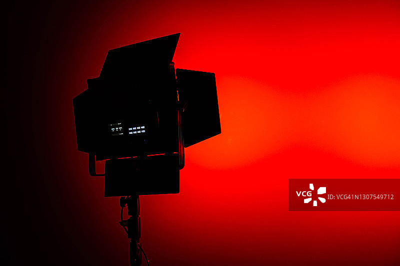一个LED舞台灯与保护百叶窗在红色背景，复印空间图片素材