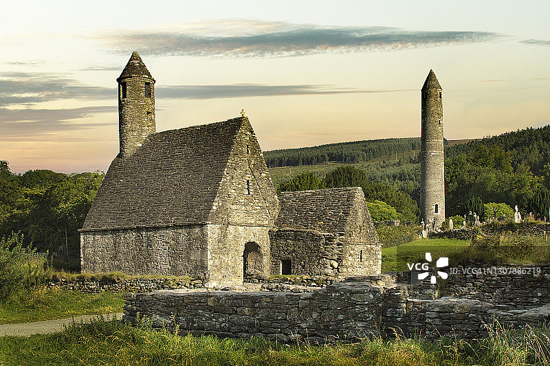 公元6世纪，隐士牧师圣凯文在爱尔兰威克洛郡的格伦达洛建立了早期的中世纪修道院定居点。这张照片是在清晨拍的。图片素材