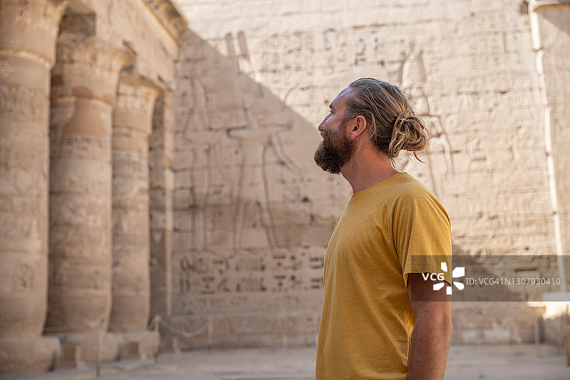 男游客探索埃及的古神庙图片素材