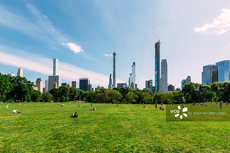 美国纽约市中央公园和曼哈顿天际线上的绿色草坪图片素材