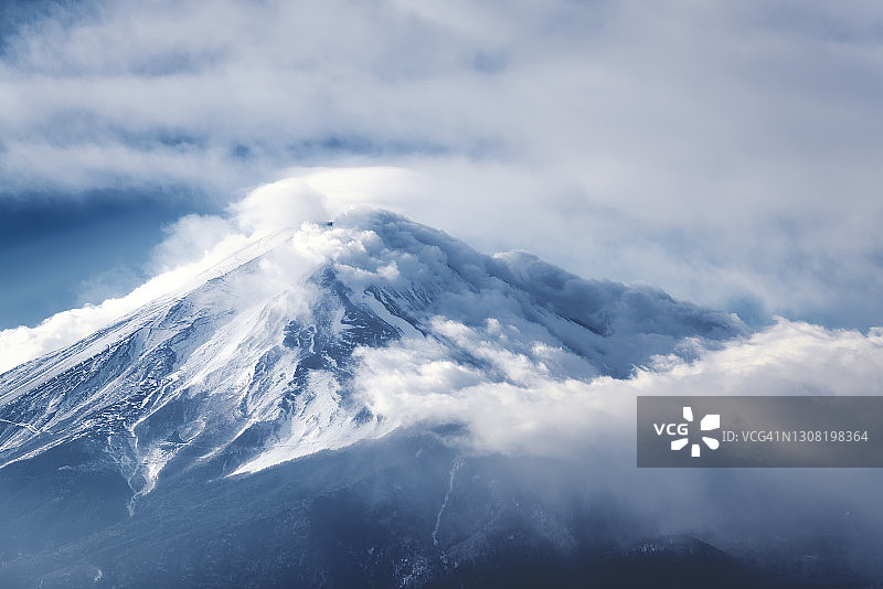 富士山从云端浮现图片素材