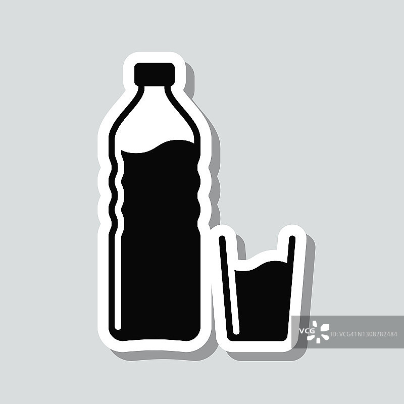 一瓶和一杯水。灰色背景上的图标贴纸图片素材