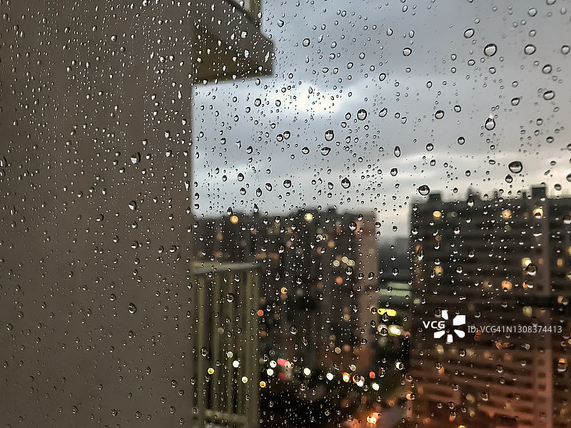 背景是水滴。雨滴落在窗玻璃上图片素材