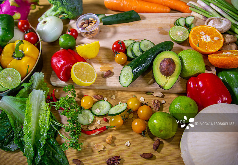 健康清洁饮食选择:水果、蔬菜、种子、超级食物、叶菜和地中海菜肴。排毒和清洁饮食。富含维生素、矿物质和抗氧化剂的食物图片素材