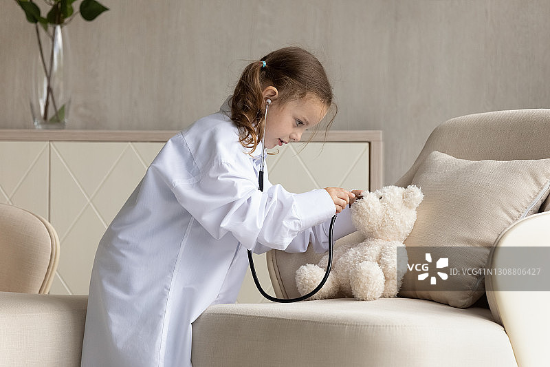 小女孩在家里玩玩具当医生图片素材