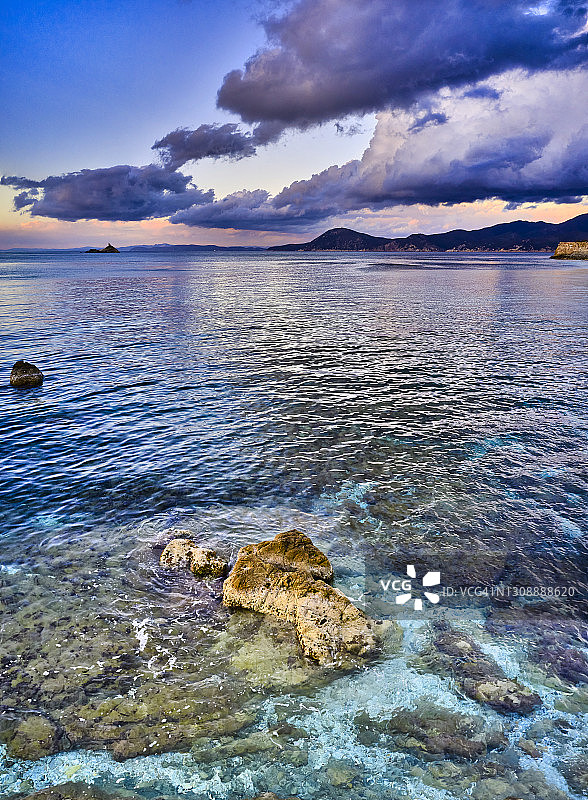 意大利托斯卡纳的厄尔巴岛，Portoferraio的Ghiaie海滩图片素材