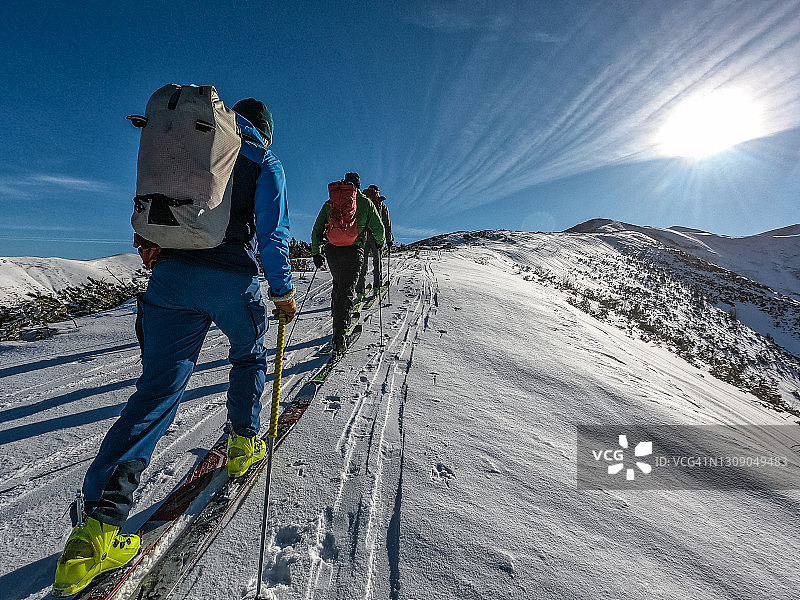 登山队正在向山顶进发。冬天的冒险图片素材