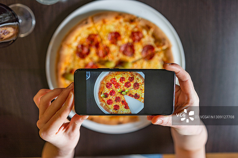 意大利辣香肠披萨的移动摄影图片素材