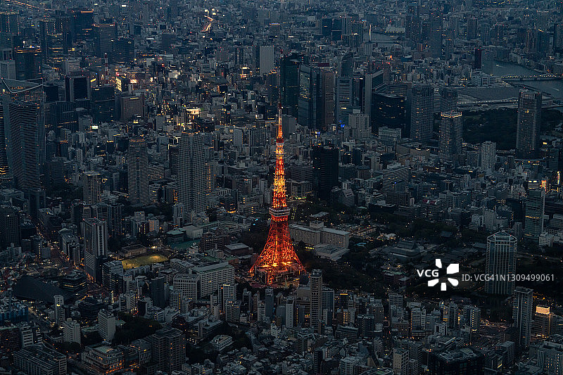 从飞机上俯瞰日本东京的东京塔图片素材