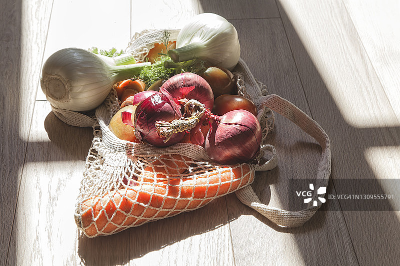 蔬菜和可重复使用的袋子。图片素材