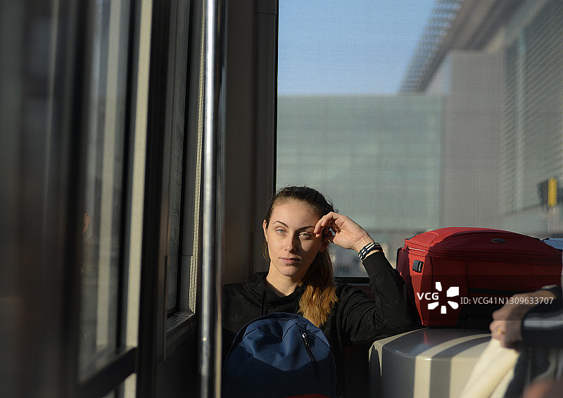 年轻的女游客乘公共汽车从机场到飞机库存照片图片素材