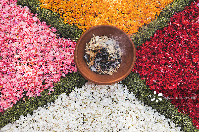 巴厘传统的迦能沙利祭以鲜花、食物和烟熏香棒供奉神灵和神灵图片素材