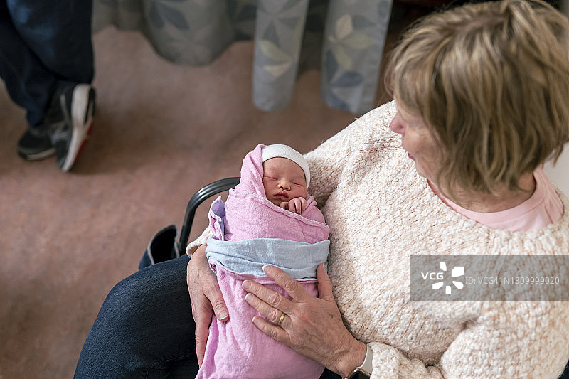 新奶奶抱着她的孙子在病房里图片素材