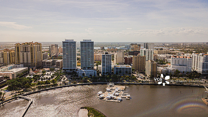 2021年3月春假期间，佛罗里达州入口海滨的西棕榈滩市中心鸟瞰图图片素材