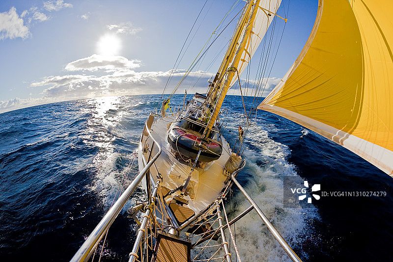 在南大洋上驾驶双桅纵帆船。南澳大利亚。图片素材