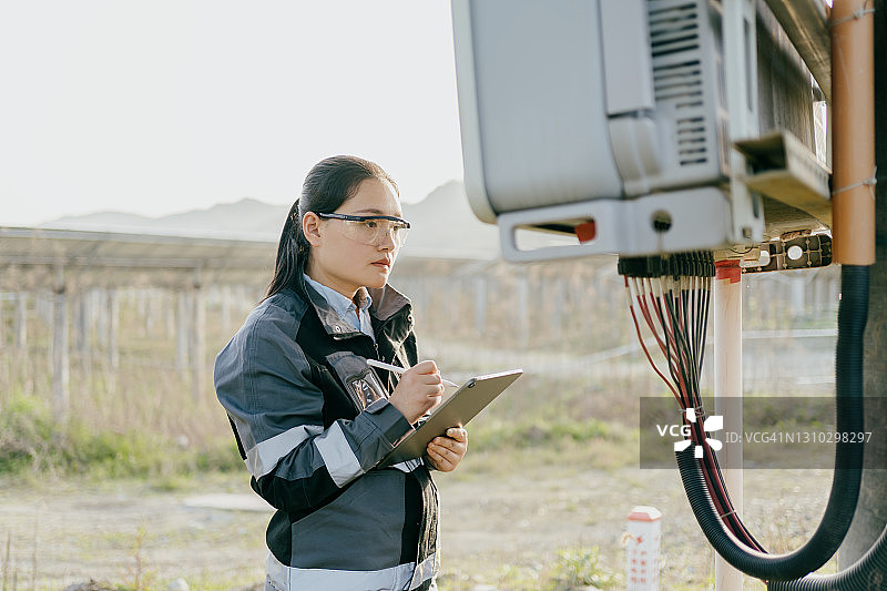 亚洲女工程师修理太阳能电站设备图片素材