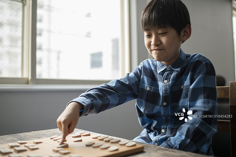 作为一名日本象棋选手的小学生图片素材
