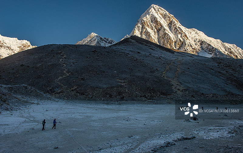 从Gorakshep村(尼泊尔通往珠穆朗玛峰大本营的最后一个村庄)看到的pumori山(7145米)。图片素材