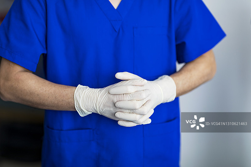 医护人员在牙科诊所使用一次性手套图片素材