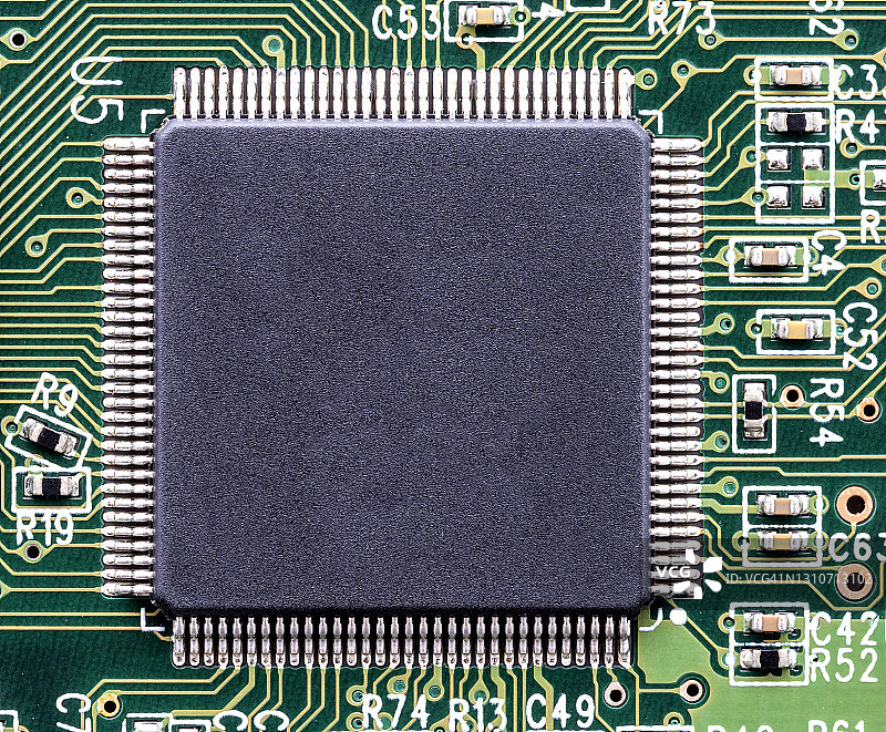 印刷电路板的电子芯片组件的高角度视图的全框架。图片素材