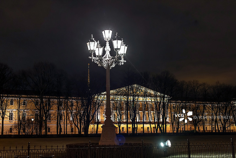 圣彼得堡，俄罗斯-历史悠久的城市中心与夜晚照明图片素材