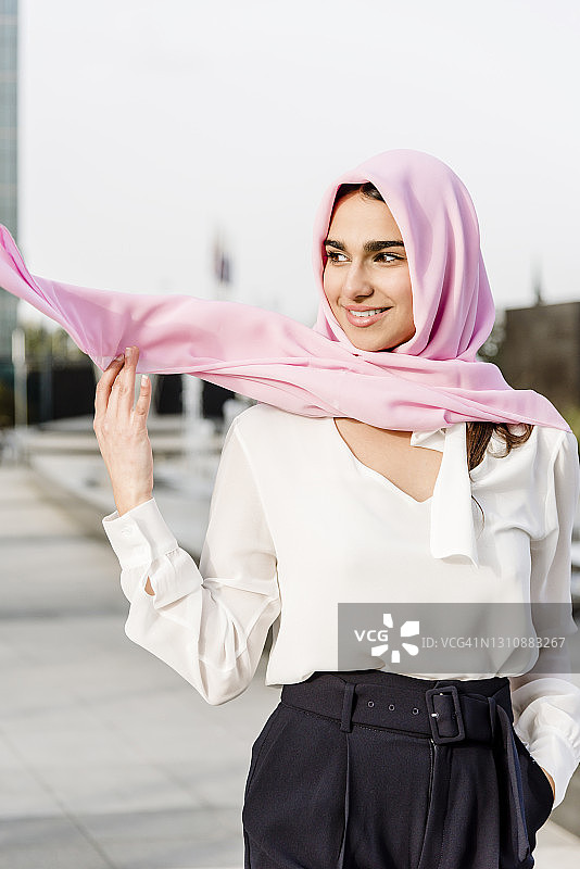 年轻的穆斯林妇女在商业区散步图片素材